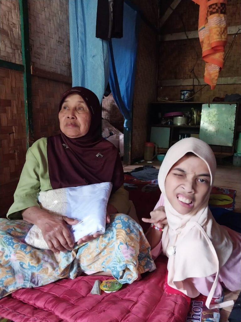 Kisah Kasih Tanpa Batas Seorang Ibu Renta, Merawat Anaknya yang Mengalami Disabilitas Sejak Lahir